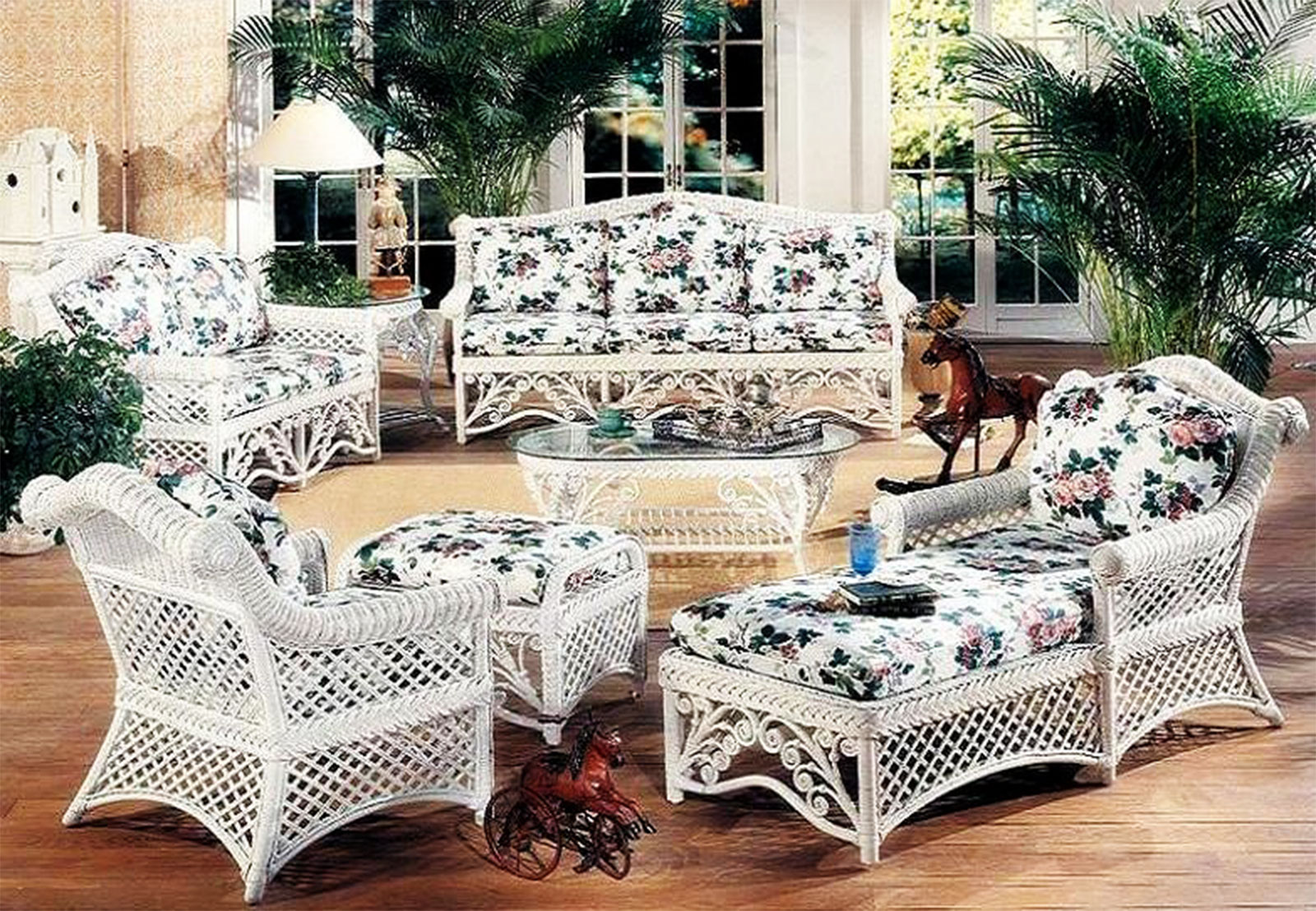 Elaborately Designed White Rattan Sofa Set : Furniture Ideas