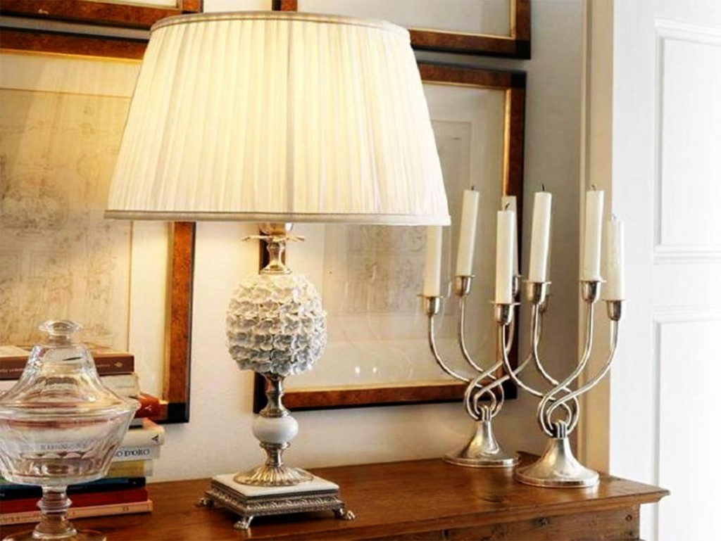 Handsome Table Lamp With Candles in Table