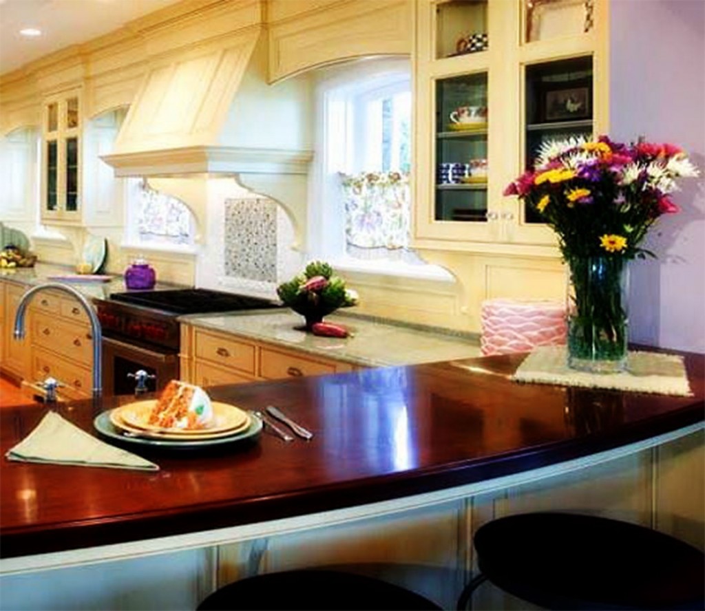 Prettily Curved Countertopped Island in Kitchen
