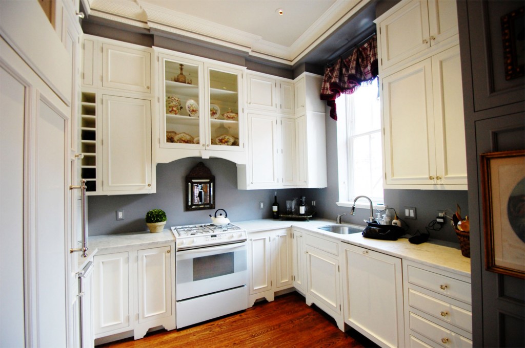 White Kitchen Cabinets in Kitchen