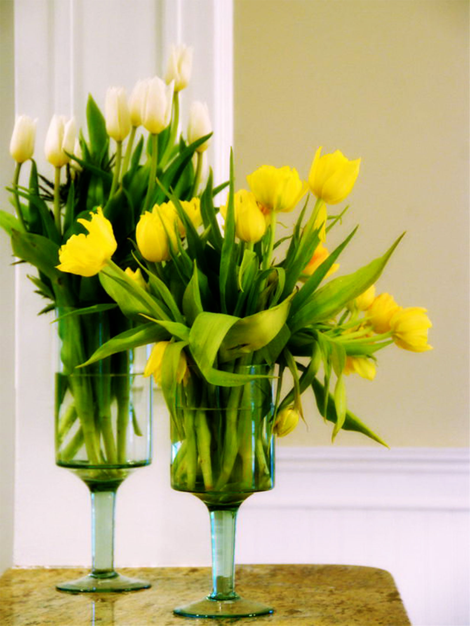 Как сохранить свежие тюльпаны в вазе. Композиция с желтыми тюльпанами. Ваза с тюльпанами. Букет из тюльпанов. Весенние композиции из цветов.