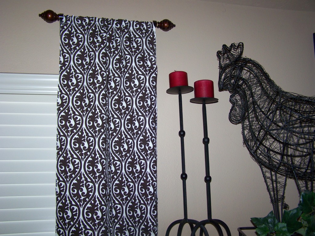 Short Curtain Rod in Curtain